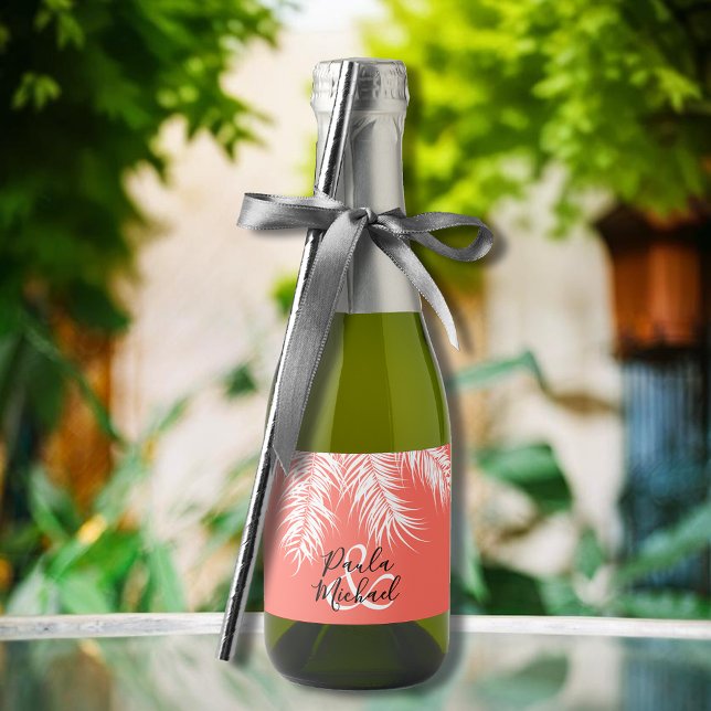 Weiße Palmen an der Küste auf lebenden Korallen Mi (White palm tree fronds on coral mini sparkling wine labels personalized for your wedding)
