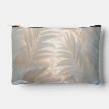 Weiße Palmwedel in goldenen Pastelltönen