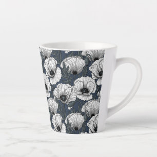 Weiße Pappchen auf der Marine Milchtasse