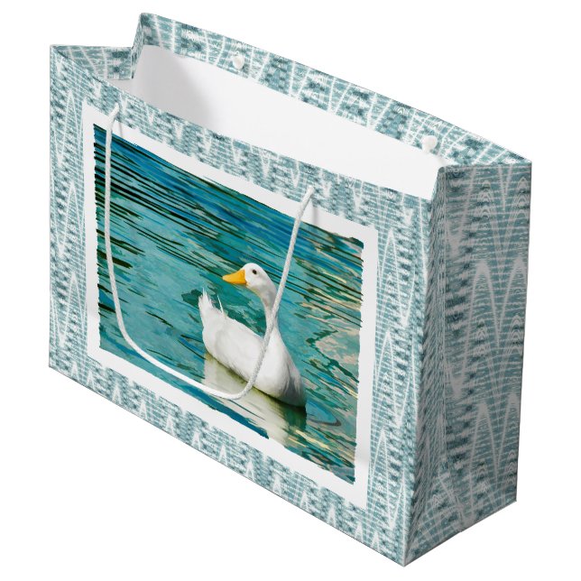 Weiße Pekin Ente - Natur-Foto in den Reflexionen Große Geschenktüte (Vorderseite Schrägansicht)