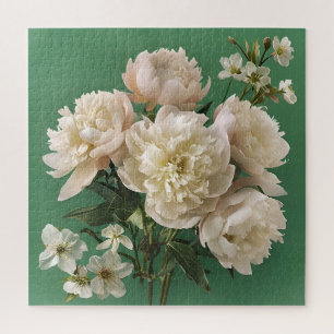 Weiße Peonies mit Frühlingsblumen auf Grün