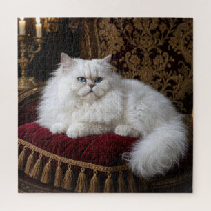 Weiße Perserkatze auf einem Samtstuhlpolster