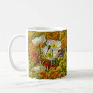 Weiße Pfeffer, die um die farbenfrohen Blume wach Kaffeetasse