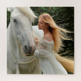 Weiße Pferdchen winden in Ihrem blonden Haar schwe