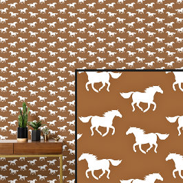 Weiße Pferde auf Brown Tapete