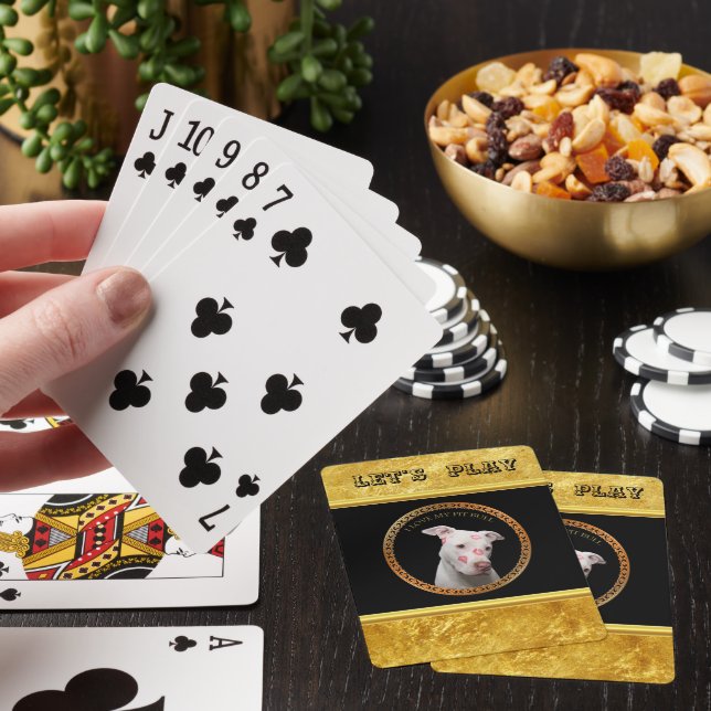 Weiße Pitbulle mit roten Küssen über sein Gesicht. Spielkarten (In Situ)