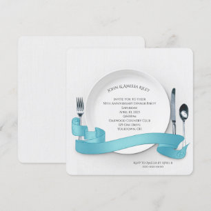 Weiße Platte mit Silberbesteck und Banner Einladung