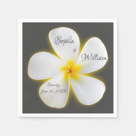 Weiße Plumeria-Blume auf dem modernen Platz, Hochz Serviette