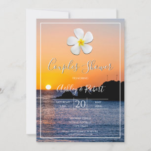 Weiße Plumeria Blume mit goldenem Sonnenuntergang, Einladung