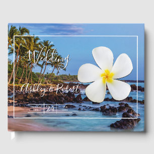 Weiße Plumeria-Blume mit tropischem Strand, Hochze Gästebuch