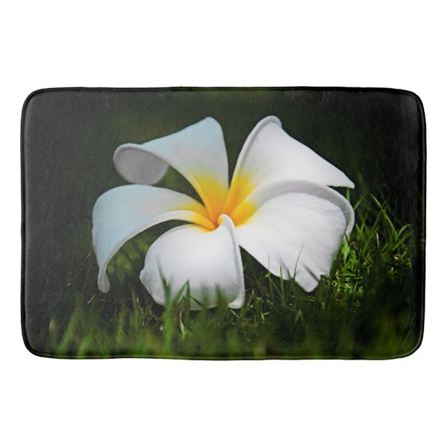 Weiße Plumeria Frangipani Hawaii Blume Badematte (Vorderseite)