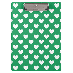 Weiße Polka-Herzen auf Kelly Green Klemmbrett