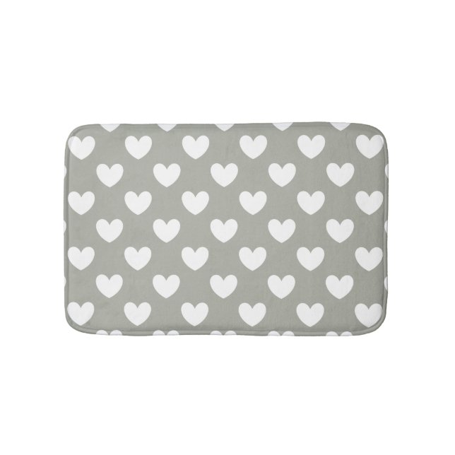 Weiße Polka Herzen auf Pussywillow Gray Badematte (Vorderseite)
