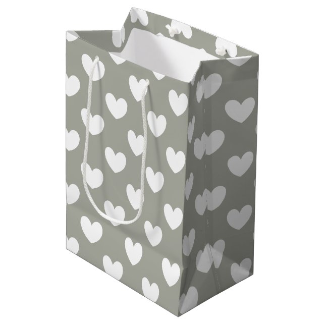 Weiße Polka Herzen auf Pussywillow Gray Mittlere Geschenktüte (Vorderseite Schrägansicht)