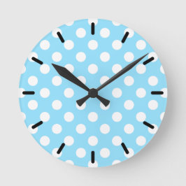 Weiße Polka-Punkte auf blass blau Runde Wanduhr