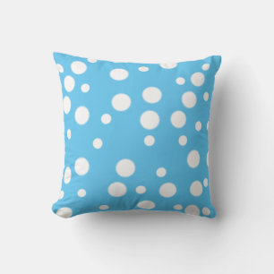 Weiße Polka Punkte auf blauen, reversiblen Kissen