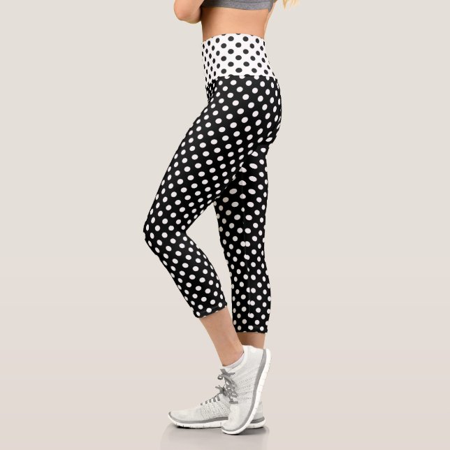 Weiße Polka Punkte auf schwarzem Hintergrund Capri Leggings (Links)