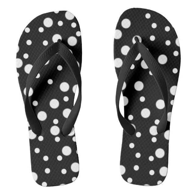 Weiße Polka Punkte auf schwarzen Flipflops (Fußbett)