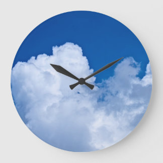 Weiße Puffwolken am blauen Himmel Große Wanduhr