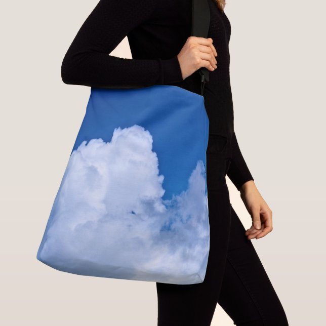 Weiße Puffwolken am blauen Himmel Tragetaschen Mit Langen Trägern (Von Nahem)