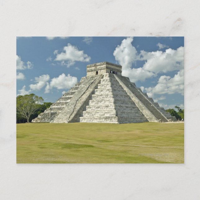 Weiße Puffwolken über der Maya-Pyramide Postkarte (Vorderseite)