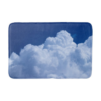Weiße Puffwolken und blauer Himmel Badematte