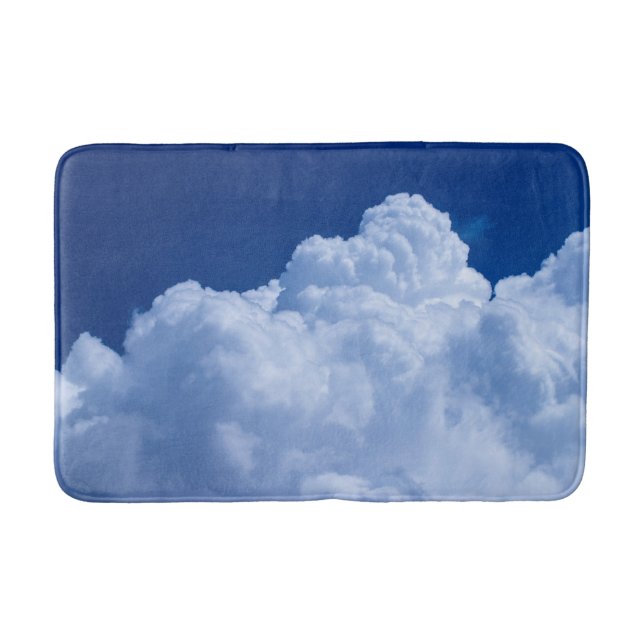 Weiße Puffwolken und blauer Himmel Badematte (Vorderseite)