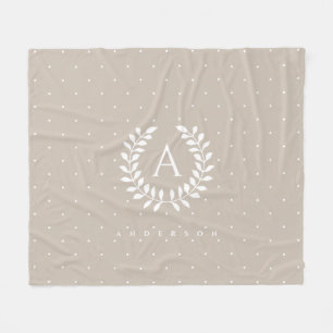 Weiße Punkte auf beigem Lorbeer-Monogramm-Muster Fleecedecke