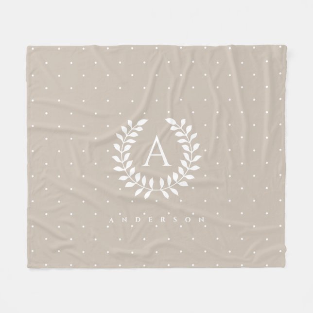 Weiße Punkte auf beigem Lorbeer-Monogramm-Muster Fleecedecke (Vorderseite (Horizontal))