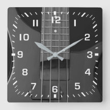 Weiße quadratische Zahlen auf Bass-Gitarre