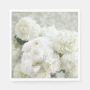 Weiße Ranunculus-Blumen mit Hydrangeas Serviette