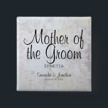 Weiße Reflektionen Mutter des Groom Nametag Button<br><div class="desc">Dieser schöne Namensschild ist ideal, um die wichtigsten Mitglieder der Hochzeitsfeier am Brautparty, beim Probe-Dinner oder beim Hochzeitsempfang zu identifizieren. Es wurde als Teil unserer Hochzeitssuite White Reflections entworfen und bietet schwarzen Text auf einem Hintergrund, der die Blume und Herzen von Weiß widerspiegelt. Der Text ist vollständig anpassbar und lautet:...</div>