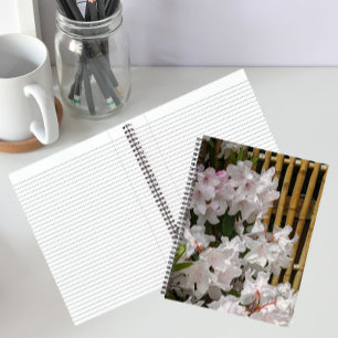 Weiße Rhododendron Blooms und Bambuszaun Blumen Notizbuch
