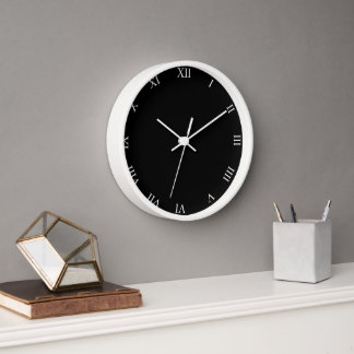Weiße römische Zahlen Schwarz mit weißem Holzrahme Uhr