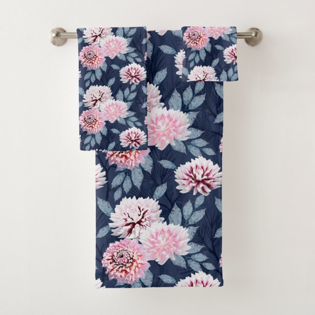 Weiße, rosa Blume auf dunkelblau. Badhandtuch Set (Insitu)