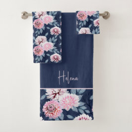 Weiße, rosa Blume auf dunkelblau. Badhandtuch Set