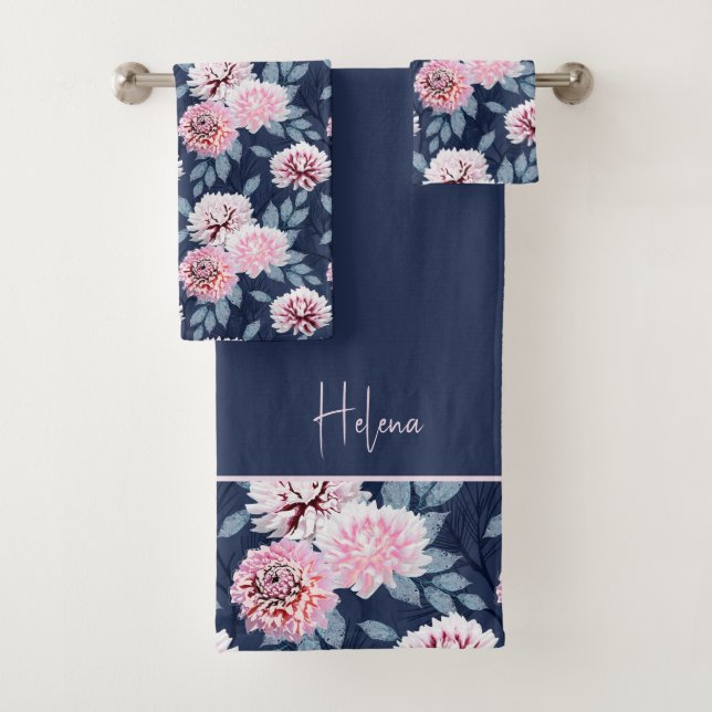 Weiße, rosa Blume auf dunkelblau. Badhandtuch Set (Insitu)