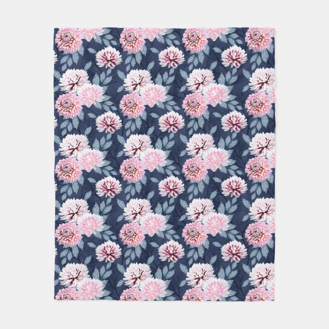 Weiße, rosa Blume auf dunkelblau. Fleecedecke (Vorderseite)