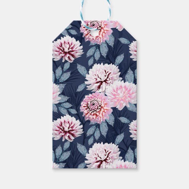 Weiße, rosa Blume auf dunkelblau. Geschenkanhänger (Vorderseite)