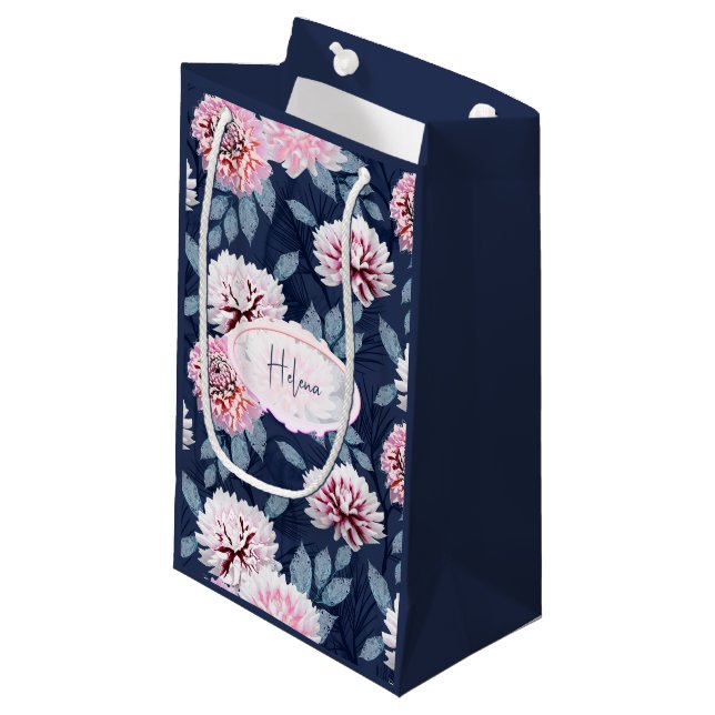 Weiße, rosa Blume auf dunkelblau. Kleine Geschenktüte (Vorderseite Schrägansicht)