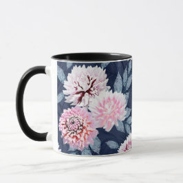 Weiße, rosa Blume auf dunkelblau. Tasse