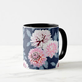 Weiße, rosa Blume auf dunkelblau. Tasse