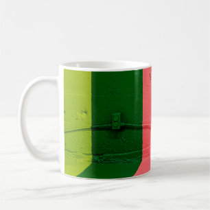 Weiße, rosa, grüne und gelbe Wand Kaffeetasse