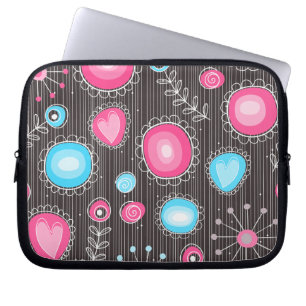Weiße, rosa und blaue Herzen und Blume blühend Laptopschutzhülle