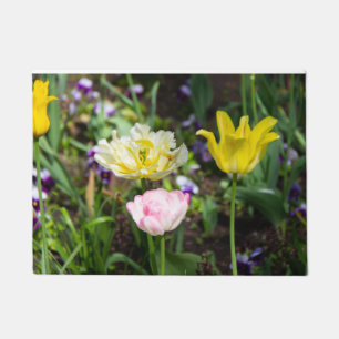 Weiße, rosa und gelbe Tulpen im Garten Fußmatte