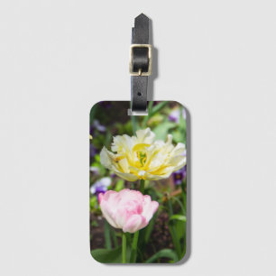 Weiße, rosa und gelbe Tulpen im Garten Gepäckanhänger