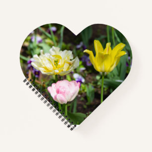 Weiße, rosa und gelbe Tulpen im Garten Notizbuch
