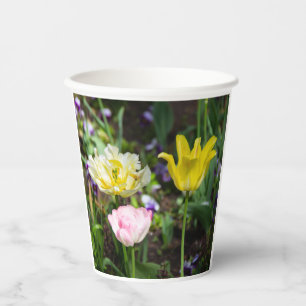 Weiße, rosa und gelbe Tulpen im Garten Pappbecher