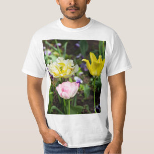 Weiße, rosa und gelbe Tulpen im Garten T-Shirt