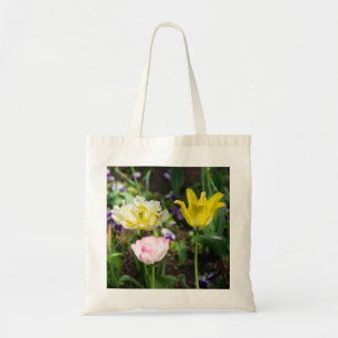 Weiße, rosa und gelbe Tulpen im Garten Tragetasche